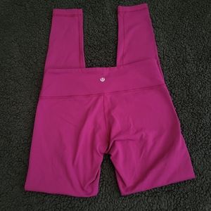 Lululemon wunder under in magenta.
Size 8.